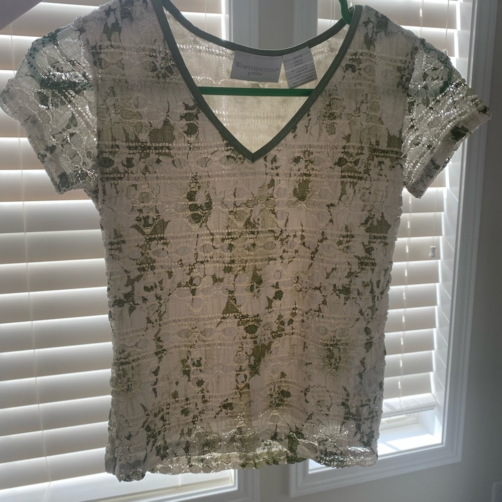 Cute green floral top!